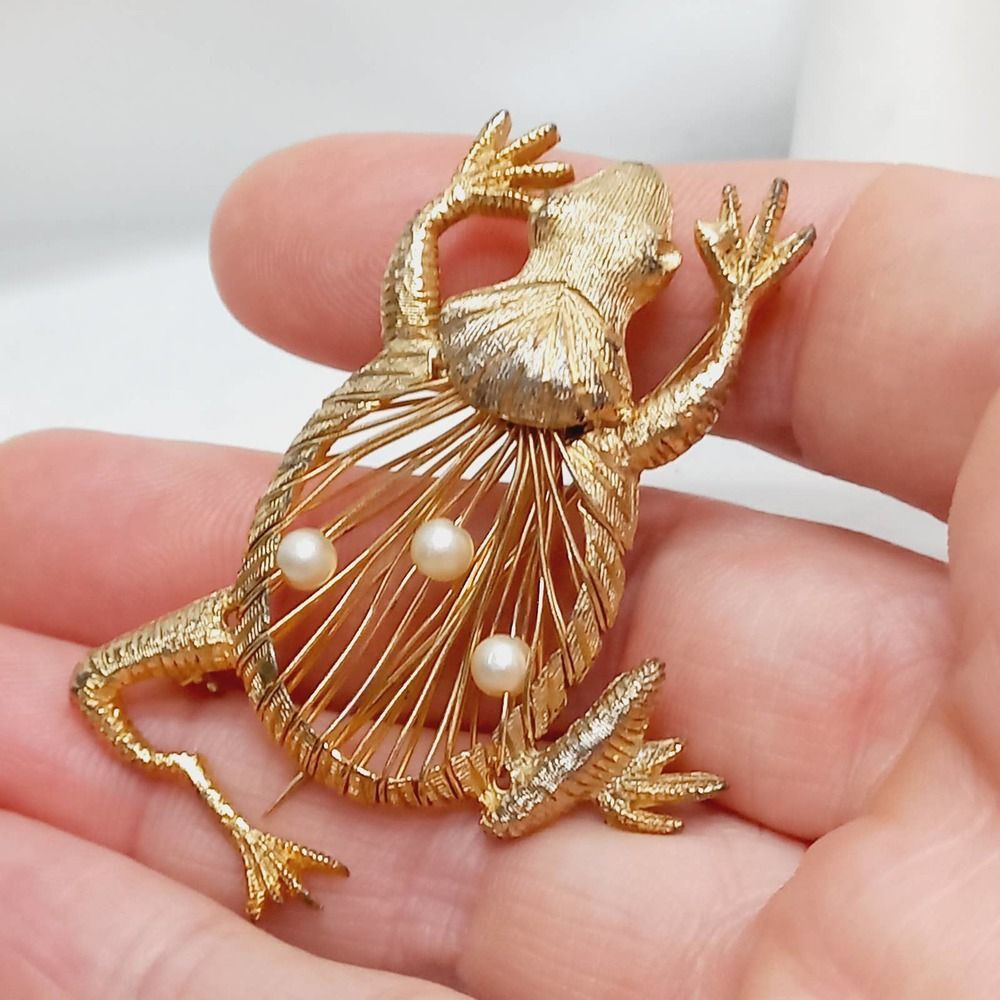 Vintage Frog Brooch Gold plated faux pearls